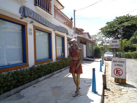 Estátua A Garota dos Ossos